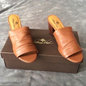 NIB Patricia Nash Poema Leather Slouchy Heels